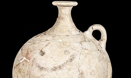 Chiếc bình vẽ hình mặt cười từ 4.000 năm trước. Ảnh: Independent.