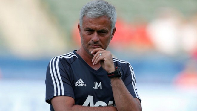 Mourinho trên sân tập cùng Man Utd tại Mỹ. Ảnh: Reuters.