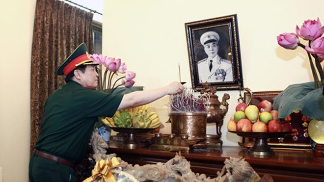 Bộ trưởng Ngô Xuân Lịch thắp hương tưởng nhớ Đại tướng Võ Nguyên Giáp. 