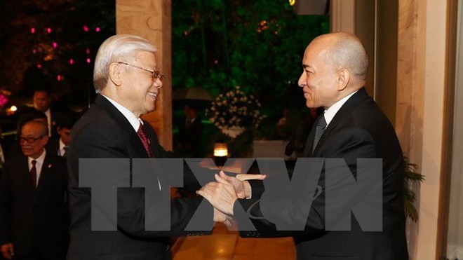 Quốc vương Campuchia Norodom Sihamoni đón Tổng Bí thư Nguyễn Phú Trọng. (Ảnh: Trí Dũng/TTXVN)