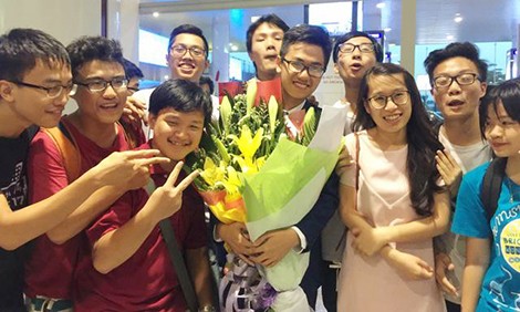 Thanh Lâm hạnh phúc trong sự chào đón của thầy cô và bạn bè tại sân bay.