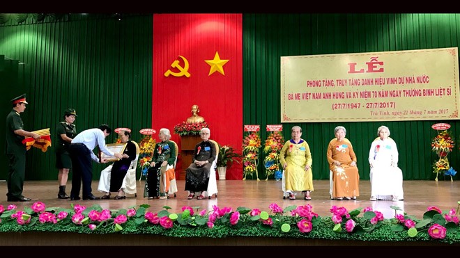 Bí thư Tỉnh ủy Trà Vinh Trần Trí Dũng trao tặng danh hiệu Bà mẹ Việt Nam anh hùng cho các mẹ.