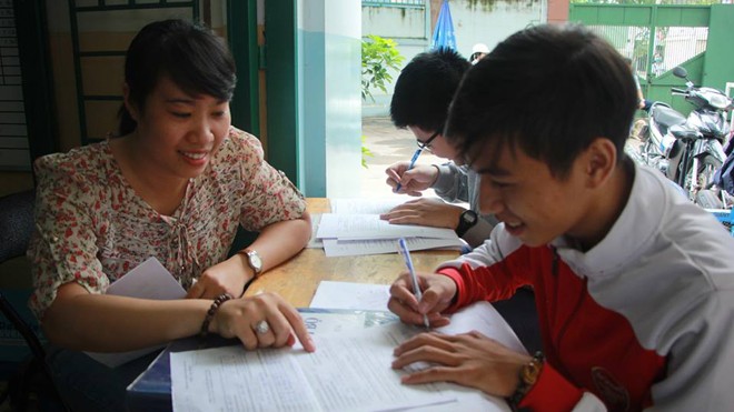 Thí sinh điều chỉnh nguyện vọng tại trường THPT Gò Vấp, TPHCM. Ảnh: Nguyễn Dũng