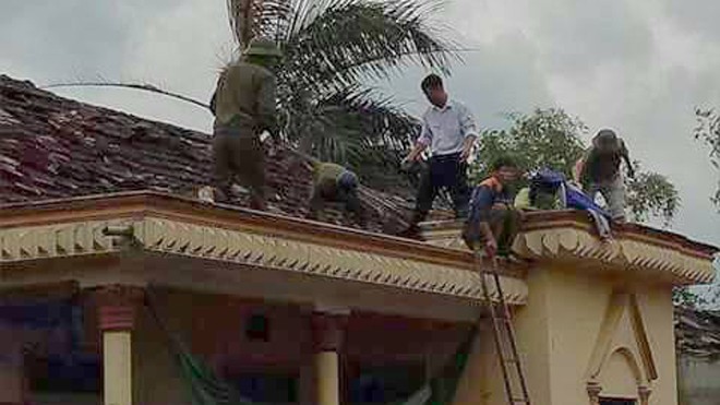 Hơn 70 ngôi nhà ở huyện Đức Thọ bị lốc gây hư hỏng 