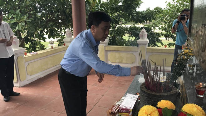 Anh Nguyễn Mạnh Dũng thắp hương tại bia tưởng niệm vụ thảm sát