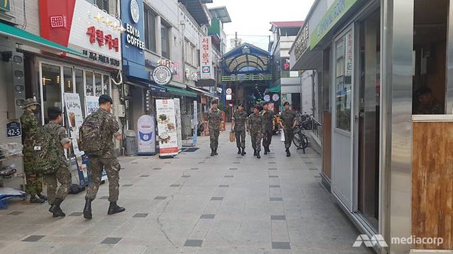 Lính Hàn Quốc trên phố ở Hwacheon, huyện nằm ngay gần khu phi quân sự mà cả lính Triều Tiên lẫn Hàn Quốc đều canh gác rất nghiêm ngặt
