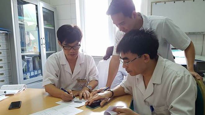 PGS.TS Bùi Vũ Huy hội chẩn với các bác sĩ về các trường hợp bệnh nhi đang nằm viện vì SXH. Ảnh: H.Hải