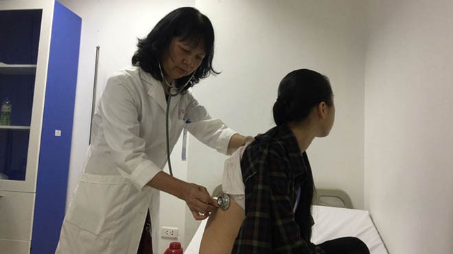 PGS.TS Trịnh Thị Ngọc đang khám cho một bệnh nhân sốt xuất huyết
