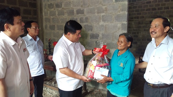 Bộ trưởng Bộ KH&ĐT Nguyễn Chí Dũng và đoàn công tác đã đến thăm và tặng quà cho gia đình chính sách tại huyện Hướng Hóa.