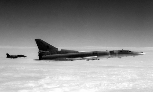 Máy bay F-14 Mỹ hộ tống oanh tạc cơ Tu-22M Liên Xô. Ảnh: Wikipedia.