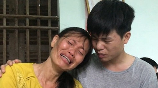 Nguyễn Viết Kiên và mẹ rất buồn khi không đủ điều kiện xét tuyển vào Học viện Quân y. Ảnh: VTC1.