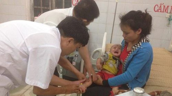 Cháu Đức đang được điều trị tại Trung tâm y tế huyện Quế Phong.