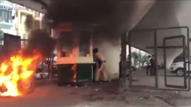 Bị CSGT thổi phạt, nam thanh niên đốt xe giữa đường phố Thủ đô