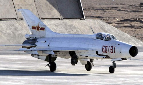 Tiêm kích J-7 là bản sao gần như giống hệt mẫu MiG-21 Liên Xô. Ảnh: Sina.