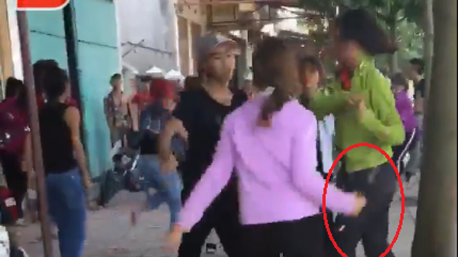 Hai nhóm nữ sinh cầm hung khí chém nhau tán loạn trước cổng trường