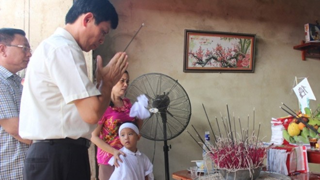Ban ATGT tỉnh Thanh Hóa đến thăm viếng, động viên gia đình bị nạn