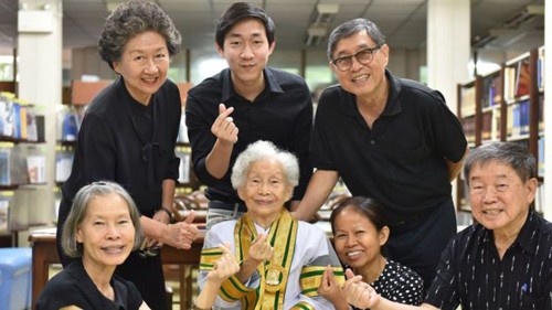 Cụ Kimlan Jinakul và gia đình trong ngày lễ tốt nghiệp. Ảnh: BBC.