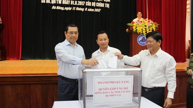 Lãnh đạo TP. Đà Nẵng ủng hộ người dân các tỉnh Tây Bắc bị thiệt hại do thiên tai. 