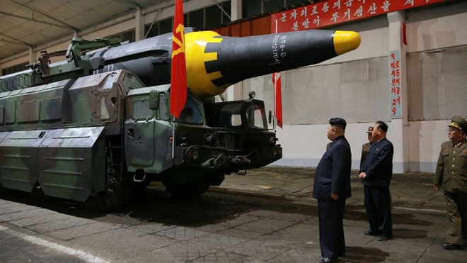 Nhà lãnh đạo Kim Jong-un thị sát tên lửa Hwawong-12 vào tháng 5 năm nay ảnh: Getty Images 