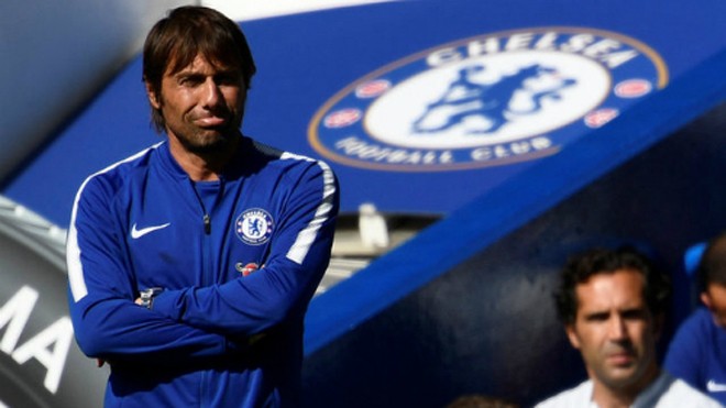 Conte đứng trước cỗ máy xay huấn luyện viên nổi tiếng Ngoại hạng Anh là Chelsea. Ảnh: Reuters.
