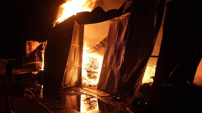 Đám cháy dữ dội xuất hiện vào lúc rạng sáng tại xưởng gỗ ép