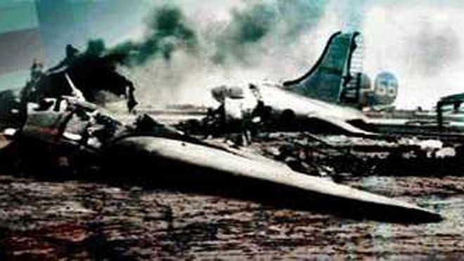 Các máy bay B-17 bị phá hủy trong cuộc tấn công. Ảnh: Euronet.