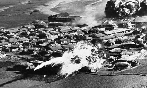 Một ngôi làng của Triều Tiên bị Mỹ ném bom napalm. Ảnh: Wikipedia.
