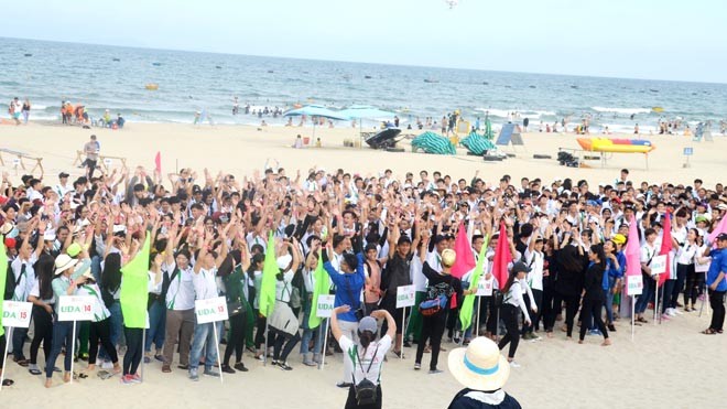 1500 sinh viên cùng nhảy flash-mod kêu gọi mọi người cùng bảo vệ môi trường biển