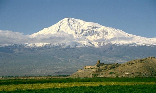 Các nhà thám hiểm tuyên bố tìm thấy con tàu Noah nằm ở gần đỉnh của ngọn núi Ararat, Thổ Nhĩ Kỳ. Ảnh: National Geographic.