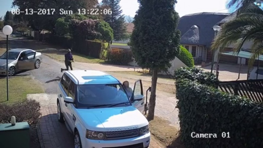 Cặp đôi đi Range Rover phản ứng khó tin khi gặp cướp