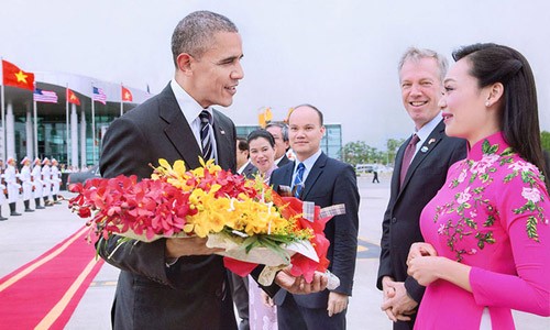 Mỹ Linh rạng rỡ chào đón và tặng hoa Tổng thống Mỹ Obama năm 2016
