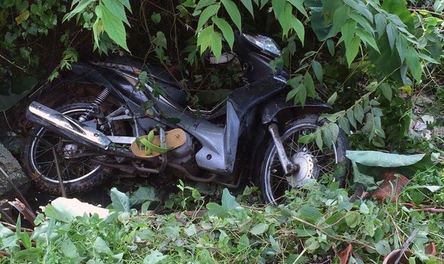 Chiếc xe máy được phát hiện ở bụi cây gần mương nước.