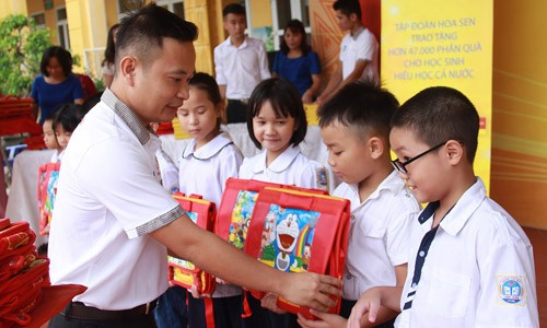 Tập đoàn Hoa Sen trao tặng gần 50 nghìn cặp sách, vở cho trẻ em nghèo ở nhiều tỉnh thành trên cả nước trước năm học mới trong chương trình “Tôn Hoa Sen - Cùng em đi học”.