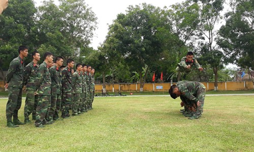 Các chiến sỹ Đại đội 20 Trinh sát - Phong Tham mưu - Sư đoàn 324 đang huấn luyện nội dung bay qua người