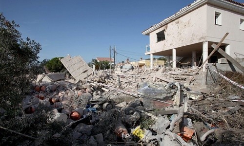 Ngôi nhà ở thị trấn Alcanar, Tây Ban Nha, được cho là nơi những kẻ khủng bố chế tạo bom. Ảnh: Telegraph.