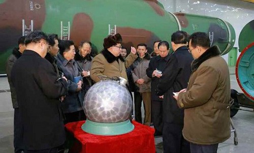 Nhà lãnh đạo Triều Tiên Kim Jong-un kiểm tra một thiết bị hạt nhân. Ảnh: KCNA.