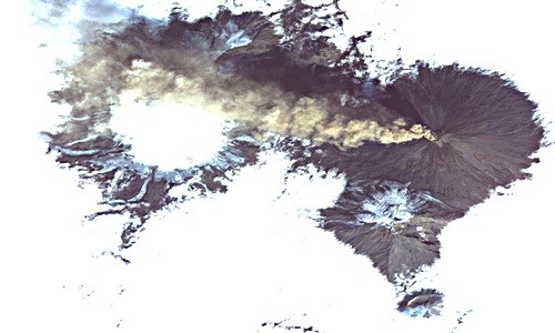 Một vệ tinh của NASA bắt gặp cảnh tượng núi lửa Shiveluch ở Nga phun trào. Ảnh: NASA.