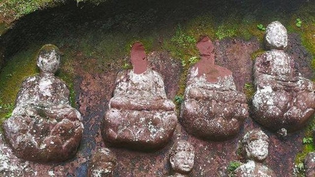 Những bức tượng Phật trong khu di tích bị trộm mất đầu