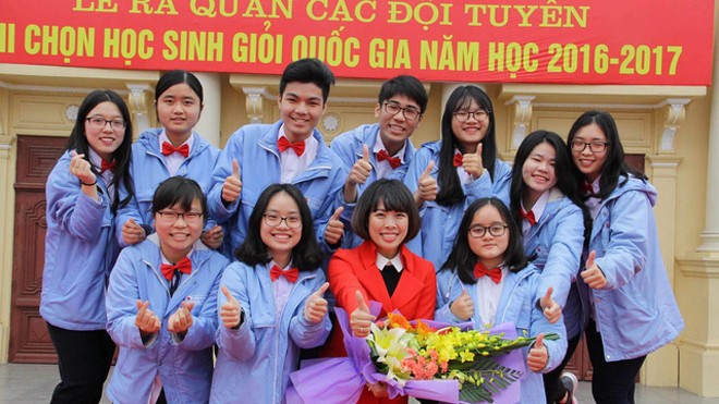 Cô Tô Vân Thúy cùng Minh Anh và các bạn trong lễ ra quân Đội tuyển học sinh giỏi Quốc gia.