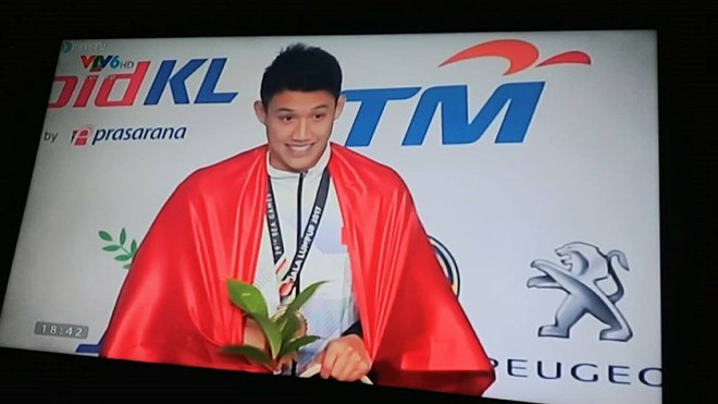 Khoảnh khắc điển trai của vận động viên Việt Nam trên sóng truyền hình được dân mạng chụp lại. Ảnh chụp màn hình.
