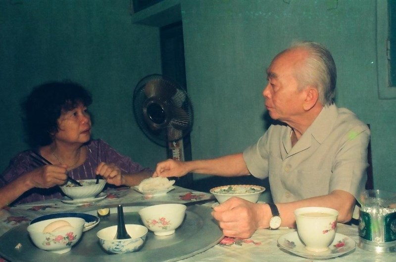 Bữa cơm của 2 vợ chồng Đại tướng do Đại tá Trần Hồng chụp