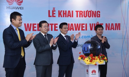 Lãnh đạo Cty Huawei Việt Nam khai trương website tại trụ sở ở Hà Nội ngày 24/8