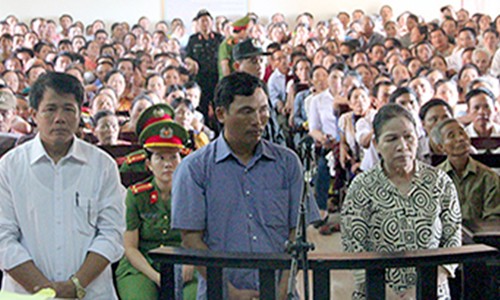 Các bị cáo tại phiên tòa xét xử của TAND tỉnh Hà Tĩnh