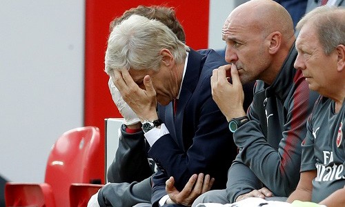 Wenger bất lực trong ngày Arsenal thảm bại. Ảnh: Reuters.