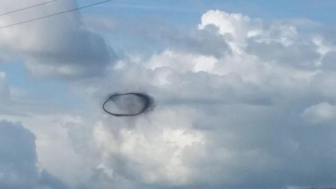 Vòng tròn màu đen xuất hiện trên bầu trời Scotland hôm 31/8 (Ảnh: Sun)