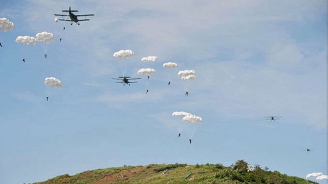 Đặc nhiệm Triều Tiên diễn tập đổ bộ từ máy bay An-2. Ảnh: KCNA.