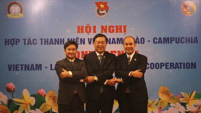 Anh Lê Quốc Phong, anh Sỏn Thạ Nu Thăm Mạ Vông và anh Hun Many (bìa phải) thể hiện tinh thần đoàn kết hữu nghị giữa tổ chức Đoàn thanh niên ba nước.