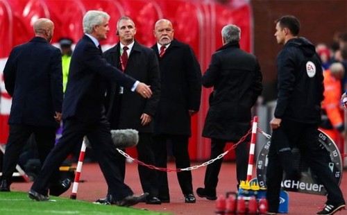 Mourinho bước đi, không thèm bắt tay người đồng nghiệp. Ảnh: Reuters.