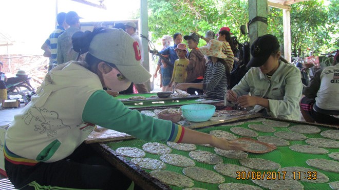 Các học trò “Chanchu” bóc cá bò để kiếm tiền mua sách vở trước năm học mới.