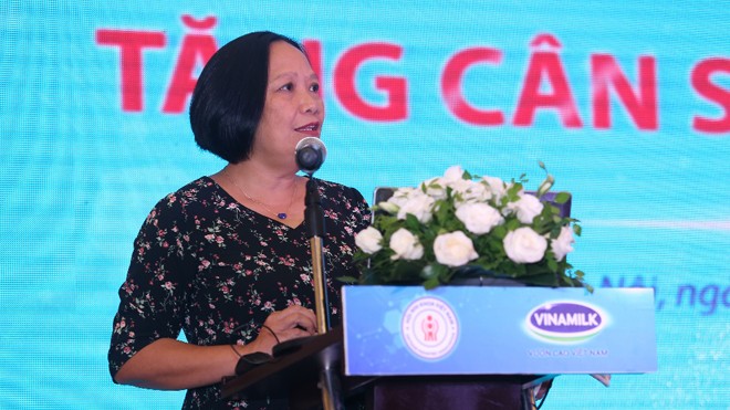 Phó Giáo sư , Tiến sĩ Khu Thị Khánh Dung – Phó Chủ tịch Hội Nhi khoa Việt Nam phát biểu tại hội thảo